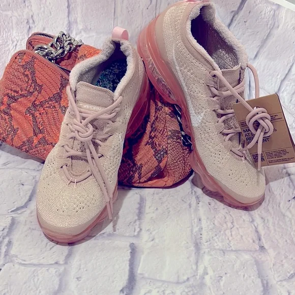 🔵”NWT” NIKE Vapormax Flyknit Pink Sneakers - Picture 7 of 16